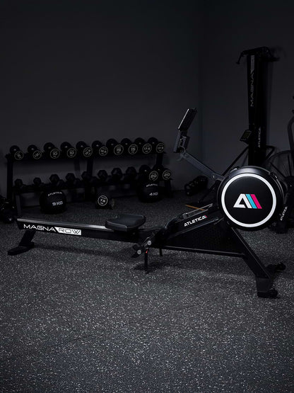 Rameur MagnaRow en salle de fitness – pour un entraînement de force-endurance intense