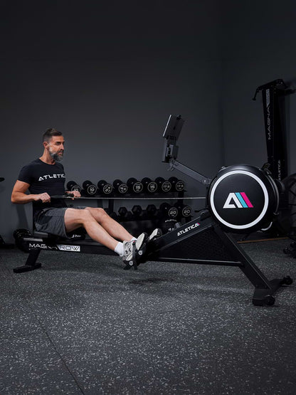 Machine à ramer MagnaRow – personne ramant sur le rameur en salle de fitness