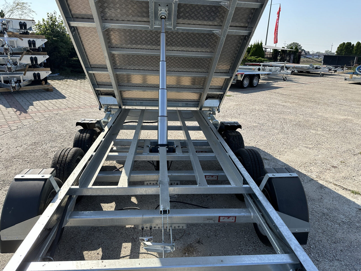 Remorque benne basculante à trois essieux Temared Tipper 3 500 kg – Image 8