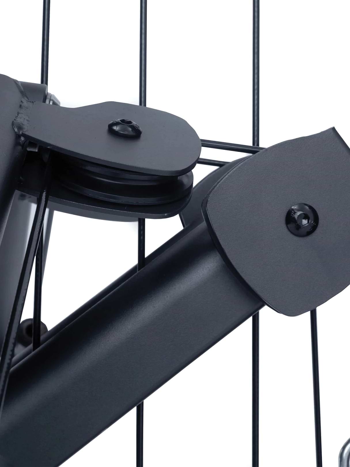 X-Tron Multigym - gros plan d'un système de poulie à câble noir avec poulies de renvoi et entretoises métalliques