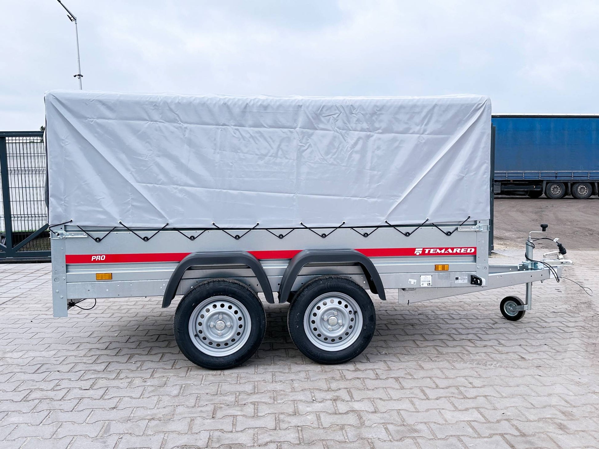 Remorque voiture à deux essieux avec bâche  300-750 kg – Image 2